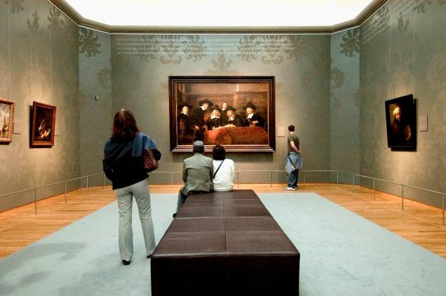 Sala com trabalhos tardios de Rembrandt, no Rijksmuseum, Amsterdã. Em destaque, a pintura De Staalmeesters.
