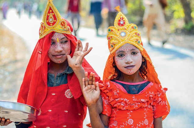 Em Rishikesh: indianinhas muito bem-vestidas de deusas
