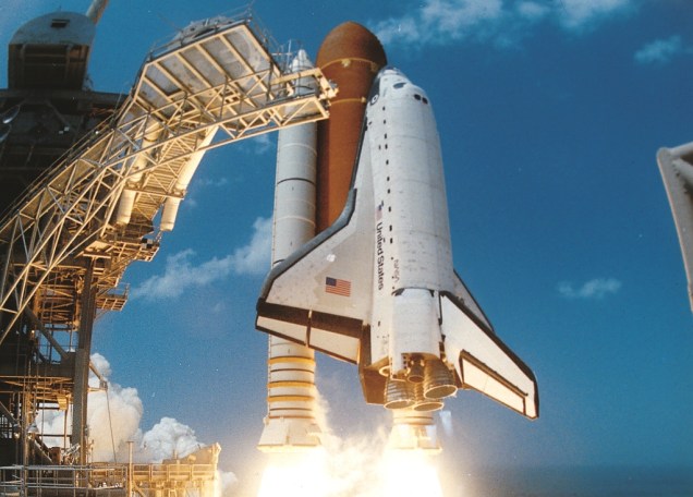 O Kennedy Space Center é o local onde a NASA lança seus foguetes rumo ao espaço. De quando em quando é possível observar alguns destes verdadeiros espetáculos. Na foto antiga, um ônibus espacial é lançado - hoje, esse tipo de nave não é mais utilizada devido aos altos custos