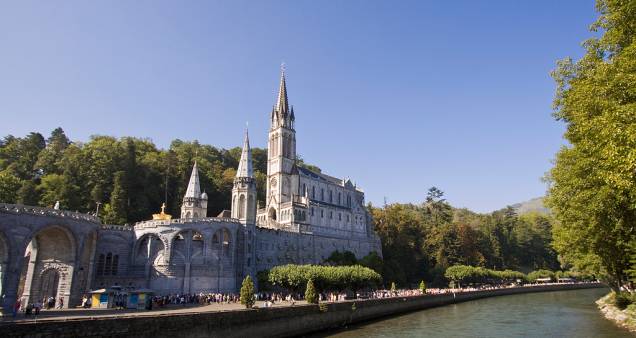 <strong>Lourdes, França</strong><br />Principal santuário religioso da <a href="https://viajeaqui.abril.com.br/paises/franca" rel="França" target="_blank">França</a>, <a href="https://viajeaqui.abril.com.br/cidades/franca-lourdes" rel="Lourdes " target="_blank">Lourdes </a>entrou no mapa dos católicos após as aparições da Virgem para a jovem Bernadette Soubirous, em 1858. O suposto poder milagroso das águas de sua fonte atrai cinco milhões de fiéis todos os anos, tornando a cidade um grande e quase que permanente centro de peregrinação.<br /> <strong>Lourdes, França</strong><br />Principal santuário religioso da <a href="https://viajeaqui.abril.com.br/paises/franca" rel="França" target="_blank">França</a>, <a href="https://viajeaqui.abril.com.br/cidades/franca-lourdes" rel="Lourdes " target="_blank">Lourdes </a>entrou no mapa dos católicos após as aparições da Virgem para a jovem Bernadette Soubirous, em 1858. O suposto poder milagroso das águas de sua fonte atrai cinco milhões de fiéis todos os anos, tornando a cidade um grande e quase que permanente centro de peregrinação.<br />
