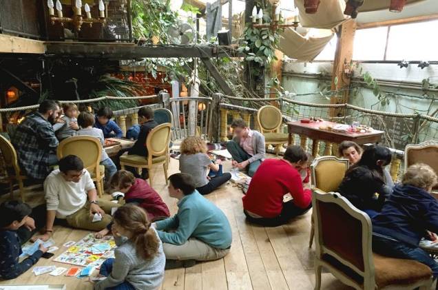 Outra parada imperdível é o<a href="https://www.facebook.com/lecomptoirgeneral" rel=" Le Comptoir Général," target="_blank"> Le Comptoir Général,</a> que de dia também serve brunch com música ao vivo e recreação para a criançada. À noite o lugar se transforma: quem conhece o número 80 do Quai de Jemmapes sabe que é o endereço ideal para viver uma típica noite bobô e branché. Nos vários ambientes com decoração kitsch, cheios de gente animada e boa música, dá muito para se divertir sem parecer turista voyeur. E, mesmo que parecesse, ali não teria nenhum problema. Outra parada imperdível é o<a href="https://www.facebook.com/lecomptoirgeneral" rel=" Le Comptoir Général," target="_blank"> Le Comptoir Général,</a> que de dia também serve brunch com música ao vivo e recreação para a criançada. À noite o lugar se transforma: quem conhece o número 80 do Quai de Jemmapes sabe que é o endereço ideal para viver uma típica noite bobô e branché. Nos vários ambientes com decoração kitsch, cheios de gente animada e boa música, dá muito para se divertir sem parecer turista voyeur. E, mesmo que parecesse, ali não teria nenhum problema.