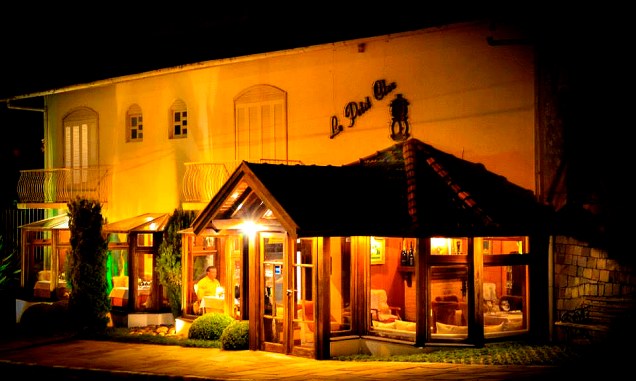 <strong><a href="https://viajeaqui.abril.com.br/estabelecimentos/br-rs-gramado-restaurante-le-petit-clos" rel="6. Le Petit Clos " target="_self">6. Le Petit Clos </a></strong> O charme do lugar é um show à parte, com muita madeira na decoração pra trazer a sensação de estar em uma casa de montanha. <strong><a href="https://viajeaqui.abril.com.br/estabelecimentos/br-rs-gramado-restaurante-le-petit-clos" rel="6. Le Petit Clos " target="_self">6. Le Petit Clos </a></strong> O charme do lugar é um show à parte, com muita madeira na decoração pra trazer a sensação de estar em uma casa de montanha.