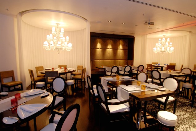 O salão do restaurante Le Pré Catelan, no Rio de Janeiro, tem visual contemporâneo, lustres de cristal e cortinas brancas dividindo os ambientes