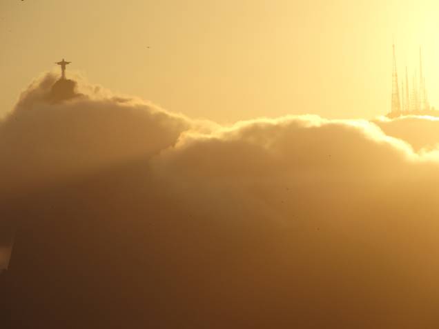 Cristo Redentor, entre as nuvens, visto de Niterói, no Rio de Janeiro. Cristo Redentor, entre as nuvens, visto de Niterói, no Rio de Janeiro.