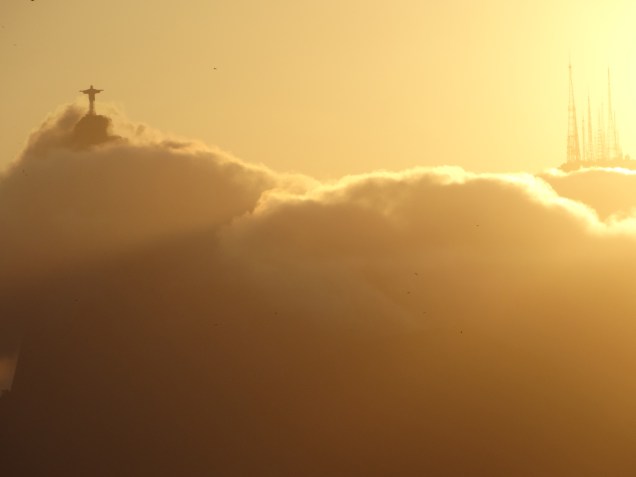 Cristo Redentor, entre as nuvens, visto de Niterói, no Rio de Janeiro.