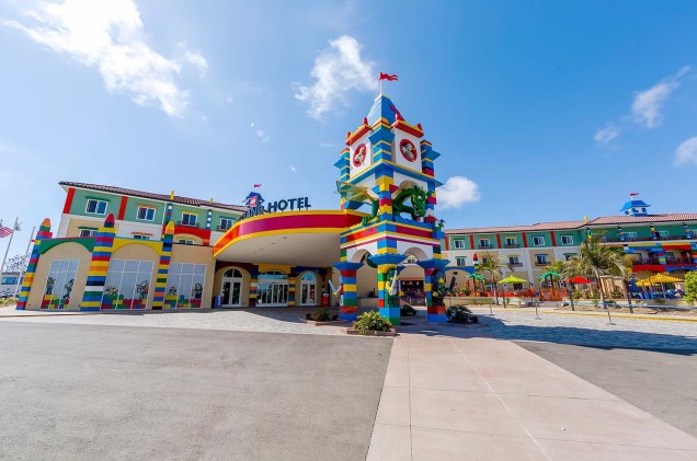 Fachada do hotel do Legoland California; o hotel do parque em Winter Haven, Flórida, deve ser inaugurado no verão norte-americano de 2015 nos mesmos padrões coloridos que imitam os blocos de montar