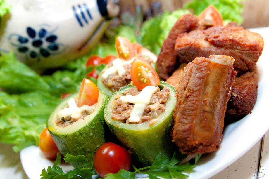 O prato batizado de Receita do Pai, no bar <strong>Lei Seca</strong>, em <a href="https://viajeaqui.abril.com.br/cidades/br-mg-pocos-de-caldas" rel="Poços de Caldas" target="_blank"><strong>Poços de Caldas</strong></a>, <a href="https://viajeaqui.abril.com.br/estados/br-minas-gerais" rel="Minas Gerais" target="_blank"><strong>Minas Gerais</strong></a>, reúne costelinha de porco frita, abobrinha recheada com carne moída e queijo minas. <em>Av. João Pinheiro, 7880, Bortolan, (35) 3713-6799, 2ª/6ª 14h/21h, sáb/dom 10h/22h.</em> O prato batizado de Receita do Pai, no bar <strong>Lei Seca</strong>, em <a href="https://viajeaqui.abril.com.br/cidades/br-mg-pocos-de-caldas" rel="Poços de Caldas" target="_blank"><strong>Poços de Caldas</strong></a>, <a href="https://viajeaqui.abril.com.br/estados/br-minas-gerais" rel="Minas Gerais" target="_blank"><strong>Minas Gerais</strong></a>, reúne costelinha de porco frita, abobrinha recheada com carne moída e queijo minas. <em>Av. João Pinheiro, 7880, Bortolan, (35) 3713-6799, 2ª/6ª 14h/21h, sáb/dom 10h/22h.</em>