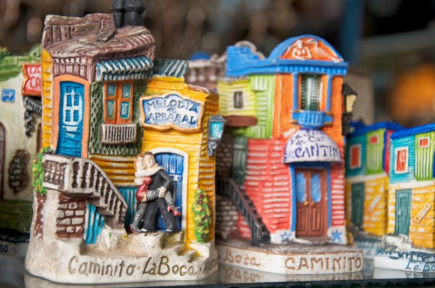 A rua Caminito, no bairro La Boca, é a mais típica e famosa de toda a <a href="https://viagemeturismo.abril.com.br/paises/argentina-2/" target="_blank">Argentina</a> por ter inspirado o célebre tango "Caminito", de Juan de Dios Filiberto. Suas características casas coloridas viraram um souvenir muito vendido no país