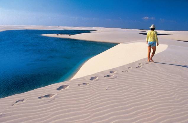 Em um raro processo geológico, a natureza criou, no Parque Nacional dos Lençóis Maranhenses, 90 mil hectares de dunas permeadas por lagoas pluviais de águas transparentes. Na foto, a Lagoa Azul, uma das mais bonitas do complexo Em um raro processo geológico, a natureza criou, no Parque Nacional dos Lençóis Maranhenses, 90 mil hectares de dunas permeadas por lagoas pluviais de águas transparentes. Na foto, a Lagoa Azul, uma das mais bonitas do complexo