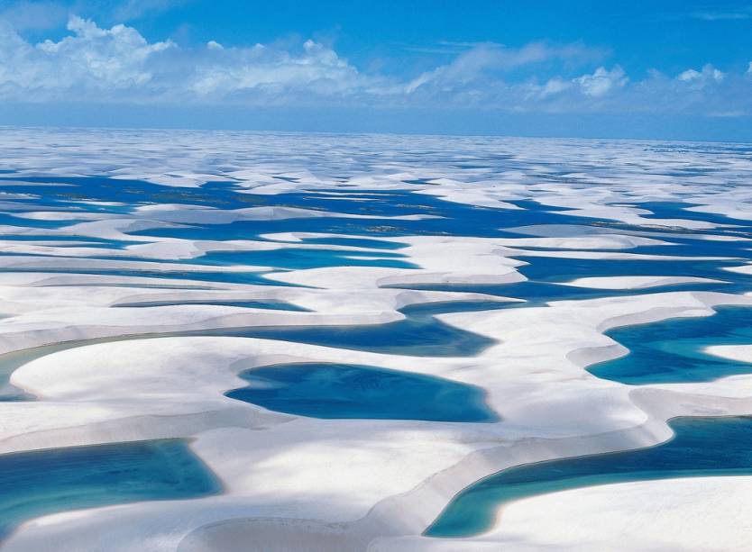 <strong>Lençóis Maranhenses, Maranhão</strong> De julho a dezembro é possível ver a clássica vista das lagoas dos <a href="https://viajeaqui.abril.com.br/cidades/br-ma-lencois-maranhenses">Lençóis Maranhenses</a> cheias de água. Voos saindo de <a href="https://viajeaqui.abril.com.br/cidades/br-ma-barreirinhas">Barreirinhas</a> e <a href="https://viajeaqui.abril.com.br/cidades/br-ma-sao-luis">São Luis</a> garantem o espetáculo. <a href="https://www.booking.com/searchresults.pt-br.html?aid=332455&lang=pt-br&sid=eedbe6de09e709d664615ac6f1b39a5d&sb=1&src=index&src_elem=sb&error_url=https%3A%2F%2Fwww.booking.com%2Findex.pt-br.html%3Faid%3D332455%3Bsid%3Deedbe6de09e709d664615ac6f1b39a5d%3Bsb_price_type%3Dtotal%26%3B&ss=Maranh%C3%A3o%2C+Brasil&ssne=Ilhabela&ssne_untouched=Ilhabela&checkin_monthday=&checkin_month=&checkin_year=&checkout_monthday=&checkout_month=&checkout_year=&no_rooms=1&group_adults=2&group_children=0&from_sf=1&ss_raw=Maranh%C3%A3o&ac_position=0&ac_langcode=xb&dest_id=1347&dest_type=region&search_pageview_id=d53b7440e0df0686&search_selected=true&search_pageview_id=d53b7440e0df0686&ac_suggestion_list_length=8&ac_suggestion_theme_list_length=0&map=1" target="_blank" rel="noopener"><em>Busque hospedagens em Maranhão no Booking.com</em></a> <strong>Lençóis Maranhenses, Maranhão</strong> De julho a dezembro é possível ver a clássica vista das lagoas dos <a href="https://viajeaqui.abril.com.br/cidades/br-ma-lencois-maranhenses">Lençóis Maranhenses</a> cheias de água. Voos saindo de <a href="https://viajeaqui.abril.com.br/cidades/br-ma-barreirinhas">Barreirinhas</a> e <a href="https://viajeaqui.abril.com.br/cidades/br-ma-sao-luis">São Luis</a> garantem o espetáculo. <a href="https://www.booking.com/searchresults.pt-br.html?aid=332455&lang=pt-br&sid=eedbe6de09e709d664615ac6f1b39a5d&sb=1&src=index&src_elem=sb&error_url=https%3A%2F%2Fwww.booking.com%2Findex.pt-br.html%3Faid%3D332455%3Bsid%3Deedbe6de09e709d664615ac6f1b39a5d%3Bsb_price_type%3Dtotal%26%3B&ss=Maranh%C3%A3o%2C+Brasil&ssne=Ilhabela&ssne_untouched=Ilhabela&checkin_monthday=&checkin_month=&checkin_year=&checkout_monthday=&checkout_month=&checkout_year=&no_rooms=1&group_adults=2&group_children=0&from_sf=1&ss_raw=Maranh%C3%A3o&ac_position=0&ac_langcode=xb&dest_id=1347&dest_type=region&search_pageview_id=d53b7440e0df0686&search_selected=true&search_pageview_id=d53b7440e0df0686&ac_suggestion_list_length=8&ac_suggestion_theme_list_length=0&map=1" target="_blank" rel="noopener"><em>Busque hospedagens em Maranhão no Booking.com</em></a>