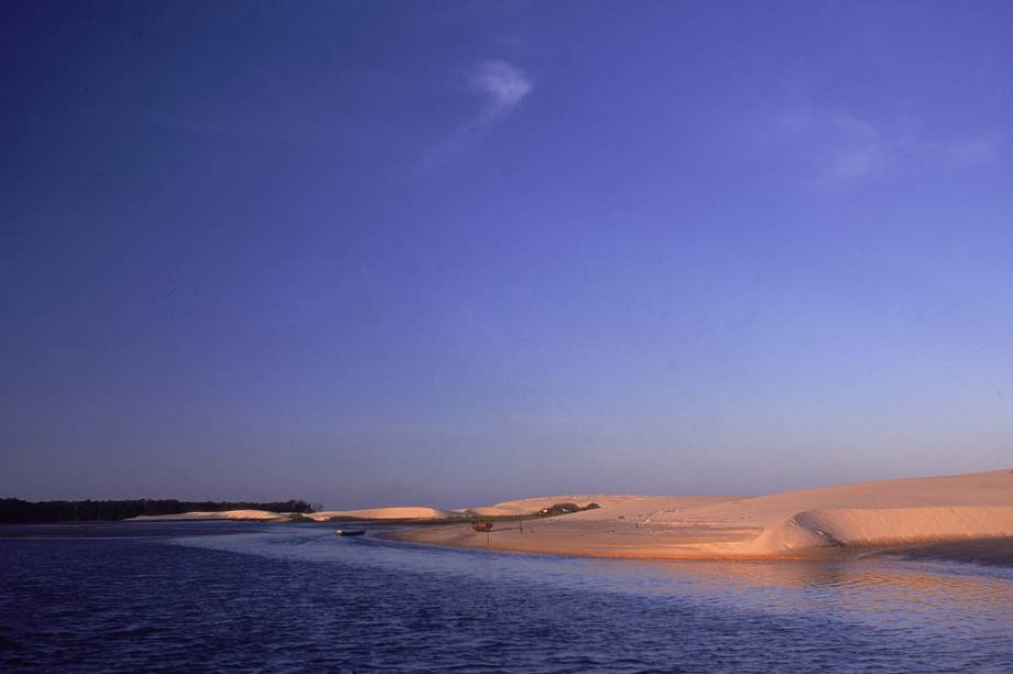 O Parque Nacional dos Lençóis Maranhenses tem uma formação natural única, originada por um raro processo geológico