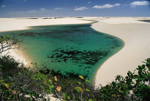 Em algumas lagoas, a distância entre o fundo da água e o topo das dunas pode chegar a 40m de altura Em algumas lagoas, a distância entre o fundo da água e o topo das dunas pode chegar a 40m de altura