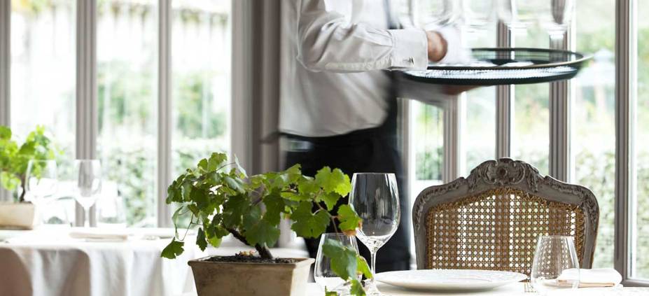 <a href="https://terezaferrariviagens.com.br/" rel="TEREZA FERRARI" target="_blank"><strong>TEREZA FERRARI</strong></a><strong>O QUE ELA FAZ POR VOCÊ </strong>Combina Bordeaux e tratamentos com vinho.<strong>PACOTE</strong>Quando consumido moderadamente, o vinho tem comprovado efeito antioxidante e traz benefícios ao corpo. Na região de Bordeaux, famoso terroir da França, as quatro noites entre os luxuosos <a href="https://www.ghbordeaux.com/uk/index.php" rel="Le Grand" target="_blank">Le Grand</a> e <a href="https://www.sources-caudalie.com/" rel="Les Sources de Caudalie" target="_blank">Les Sources de Caudalie</a> (foto) programam degustação em três vinícolas e um tratamento de meio dia no spa do Les Sources, adepto da vinoterapia. No ritual, o hóspede recebe banho com extrato de vinho, esfoliação com uvas cabernet e tratamentos faciais e corporais. Desde € 4 650 (sem aéreo). <a href="https://terezaferrariviagens.com.br/" rel="TEREZA FERRARI" target="_blank"><strong>TEREZA FERRARI</strong></a><strong>O QUE ELA FAZ POR VOCÊ </strong>Combina Bordeaux e tratamentos com vinho.<strong>PACOTE</strong>Quando consumido moderadamente, o vinho tem comprovado efeito antioxidante e traz benefícios ao corpo. Na região de Bordeaux, famoso terroir da França, as quatro noites entre os luxuosos <a href="https://www.ghbordeaux.com/uk/index.php" rel="Le Grand" target="_blank">Le Grand</a> e <a href="https://www.sources-caudalie.com/" rel="Les Sources de Caudalie" target="_blank">Les Sources de Caudalie</a> (foto) programam degustação em três vinícolas e um tratamento de meio dia no spa do Les Sources, adepto da vinoterapia. No ritual, o hóspede recebe banho com extrato de vinho, esfoliação com uvas cabernet e tratamentos faciais e corporais. Desde € 4 650 (sem aéreo).