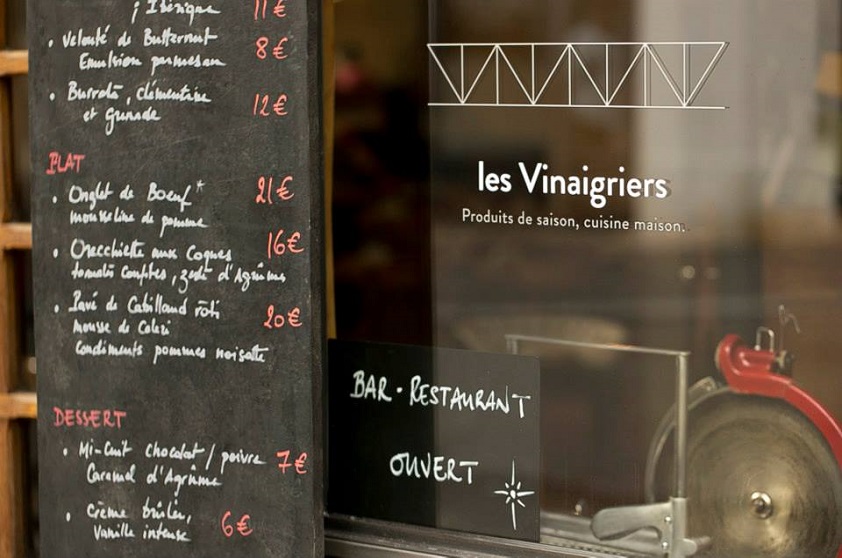 Com todas as mudanças da última década, o bairro abriga alguns dos principais restaurantes do bistronomique - movimento que busca unir a culinária francesa dos bistrôs a preços acessíveis e a um ambiente informal. Por ali, um dos principais representantes dessa révolution é o <a href="https://www.lechateaubriand.net/" target="_blank" rel="noopener">Le Chateaubriand</a>, do chef Inaki Aizpitarte, que aparece em 21º lugar no ranking de 2015 da revista inglesa Restaurant e que serve um menu degustação por € 70. Do outro lado do canal, outra boa opção bistronomique é o <a href="https://www.lesvinaigriers.fr/" target="_blank" rel="noopener">Les Vinaigriers</a>. O jovem casal de donos manteve a antiga fachada em estilo normando e, do lado de dentro, optou por dar um ar mais modernão, sem frescuras. Comandado pelo casal, que também faz as vezes de garçons, o restaurante tem preços mais acessíveis no cardápio: pratos na faixa de € 30. Com todas as mudanças da última década, o bairro abriga alguns dos principais restaurantes do bistronomique - movimento que busca unir a culinária francesa dos bistrôs a preços acessíveis e a um ambiente informal. Por ali, um dos principais representantes dessa révolution é o <a href="https://www.lechateaubriand.net/" target="_blank" rel="noopener">Le Chateaubriand</a>, do chef Inaki Aizpitarte, que aparece em 21º lugar no ranking de 2015 da revista inglesa Restaurant e que serve um menu degustação por € 70. Do outro lado do canal, outra boa opção bistronomique é o <a href="https://www.lesvinaigriers.fr/" target="_blank" rel="noopener">Les Vinaigriers</a>. O jovem casal de donos manteve a antiga fachada em estilo normando e, do lado de dentro, optou por dar um ar mais modernão, sem frescuras. Comandado pelo casal, que também faz as vezes de garçons, o restaurante tem preços mais acessíveis no cardápio: pratos na faixa de € 30.