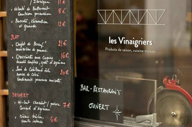 Com todas as mudanças da última década, o bairro abriga alguns dos principais restaurantes do bistronomique - movimento que busca unir a culinária francesa dos bistrôs a preços acessíveis e a um ambiente informal. Por ali, um dos principais representantes dessa révolution é o <a href="https://www.lechateaubriand.net/" target="_blank" rel="noopener">Le Chateaubriand</a>, do chef Inaki Aizpitarte, que aparece em 21º lugar no ranking de 2015 da revista inglesa Restaurant e que serve um menu degustação por € 70. Do outro lado do canal, outra boa opção bistronomique é o <a href="https://www.lesvinaigriers.fr/" target="_blank" rel="noopener">Les Vinaigriers</a>. O jovem casal de donos manteve a antiga fachada em estilo normando e, do lado de dentro, optou por dar um ar mais modernão, sem frescuras. Comandado pelo casal, que também faz as vezes de garçons, o restaurante tem preços mais acessíveis no cardápio: pratos na faixa de € 30. Com todas as mudanças da última década, o bairro abriga alguns dos principais restaurantes do bistronomique - movimento que busca unir a culinária francesa dos bistrôs a preços acessíveis e a um ambiente informal. Por ali, um dos principais representantes dessa révolution é o <a href="https://www.lechateaubriand.net/" target="_blank" rel="noopener">Le Chateaubriand</a>, do chef Inaki Aizpitarte, que aparece em 21º lugar no ranking de 2015 da revista inglesa Restaurant e que serve um menu degustação por € 70. Do outro lado do canal, outra boa opção bistronomique é o <a href="https://www.lesvinaigriers.fr/" target="_blank" rel="noopener">Les Vinaigriers</a>. O jovem casal de donos manteve a antiga fachada em estilo normando e, do lado de dentro, optou por dar um ar mais modernão, sem frescuras. Comandado pelo casal, que também faz as vezes de garçons, o restaurante tem preços mais acessíveis no cardápio: pratos na faixa de € 30.