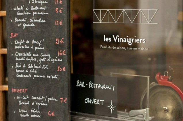 Com todas as mudanças da última década, o bairro abriga alguns dos principais restaurantes do bistronomique - movimento que busca unir a culinária francesa dos bistrôs a preços acessíveis e a um ambiente informal. Por ali, um dos principais representantes dessa révolution é o <a href="https://www.lechateaubriand.net/" target="_blank" rel="noopener">Le Chateaubriand</a>, do chef Inaki Aizpitarte, que aparece em 21º lugar no ranking de 2015 da revista inglesa Restaurant e que serve um menu degustação por € 70. Do outro lado do canal, outra boa opção bistronomique é o <a href="https://www.lesvinaigriers.fr/" target="_blank" rel="noopener">Les Vinaigriers</a>. O jovem casal de donos manteve a antiga fachada em estilo normando e, do lado de dentro, optou por dar um ar mais modernão, sem frescuras. Comandado pelo casal, que também faz as vezes de garçons, o restaurante tem preços mais acessíveis no cardápio: pratos na faixa de € 30.