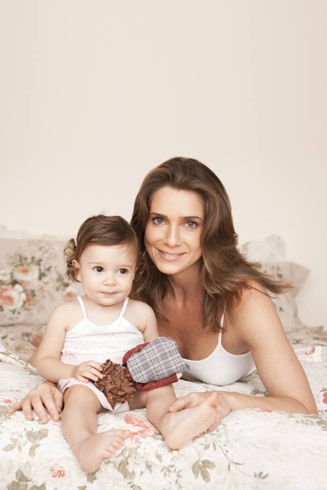 A atriz Leticia Spiller com a filha Stella