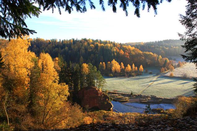 Vizinha da Estônia, e igualmente charmosa, a Letônia é um daqueles países que dá pra conhecer em uma viagem curta, sobretudo pela beleza do Parque Nacional Gauja – habitado durante séculos por tribos locais e cortado pelo rio homônimo. O acesso para ver suas falésias e trilhas é feito a partir de Sigulda, no interior do país. <a href="http://www.booking.com/city/lv/sigulda.pt-br.html?sid=efe6c9de408bb8d78e20e017e616e9f8;dcid=4?aid=332455&label=viagemabril-lesteeuropeu" target="_blank">Veja hotéis em Sigulda no Booking.com</a>