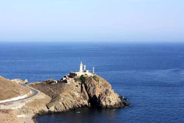Na <a href="https://viagemeturismo.abril.com.br/paises/espanha/" target="_blank">Espanha</a>, o nudismo é legal em espaços públicos e pode ser praticado em <strong>qualquer praia do país</strong>. A do Cabo de Gata é apontada pela Federación Española de Naturismo como uma das mais frequentadas por naturistas. Ela não é muito visitada, portanto é ideal para ficar longe de muvuca. A praia de areia dourada tem ondas fortes e, próximo a ela, uma <strong>marisma</strong> (espécie de pântano, mas sem árvores) frequentada por <strong>flamingos</strong> Na <a href="https://viagemeturismo.abril.com.br/paises/espanha/" target="_blank">Espanha</a>, o nudismo é legal em espaços públicos e pode ser praticado em <strong>qualquer praia do país</strong>. A do Cabo de Gata é apontada pela Federación Española de Naturismo como uma das mais frequentadas por naturistas. Ela não é muito visitada, portanto é ideal para ficar longe de muvuca. A praia de areia dourada tem ondas fortes e, próximo a ela, uma <strong>marisma</strong> (espécie de pântano, mas sem árvores) frequentada por <strong>flamingos</strong>