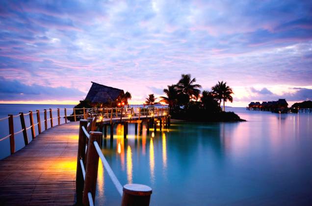 <strong>Likuliku Lagoon Resort – Mamanuca Archipelago (Fiji)</strong>Escondido no arquipélago Mamanuca, próximo de Nadi, em Fiji, encontram-se os bangalôs do Likuliku Lagoon Resort. 