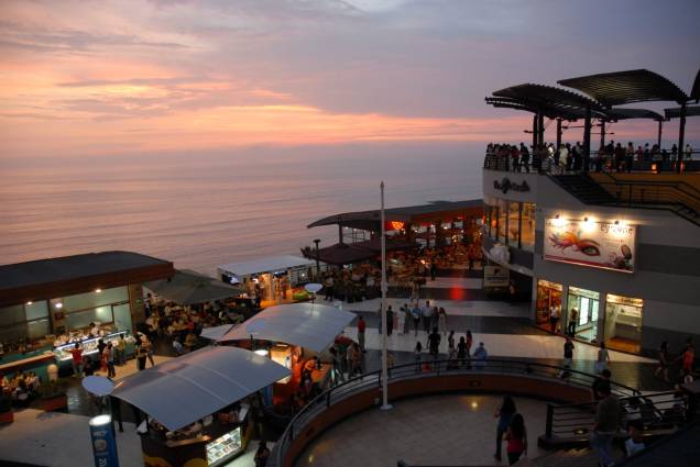 Larcomar é um moderno shopping center instalado nas falésias de Lima, de frente para o Oceano Pacífico
