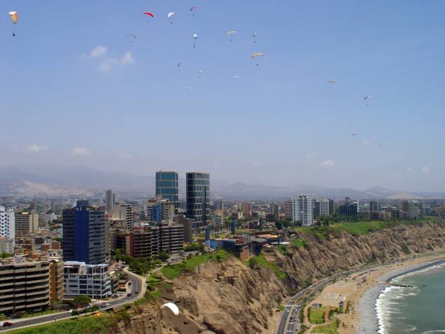 Parapentes colorem o céu de Lima, capital do Peru