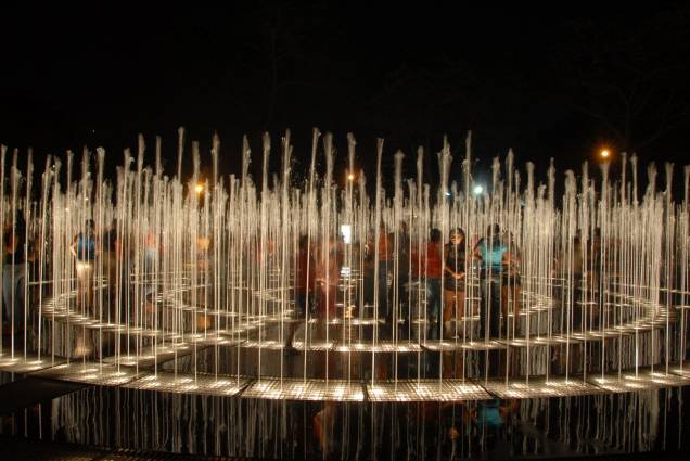 O Circuito das Águas é atração noturna no Parque de la Reserva, em Lima, capital do Peru