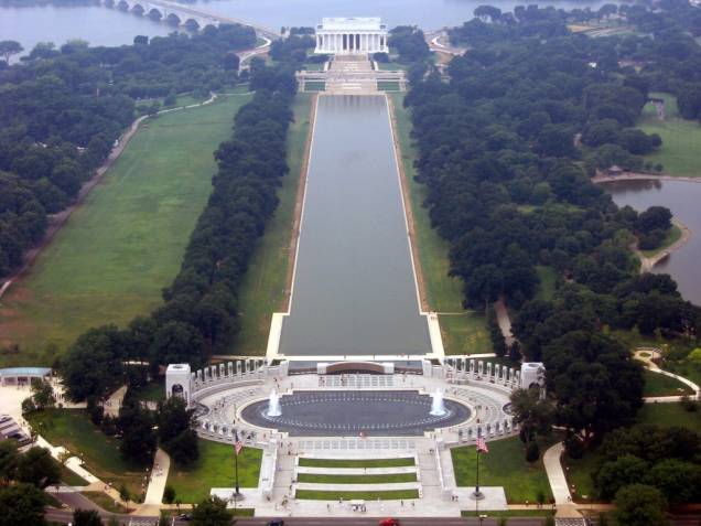 O Lincoln Memorial, ao fundo, com o Memorial da II Grande Guerra, em Washington DC