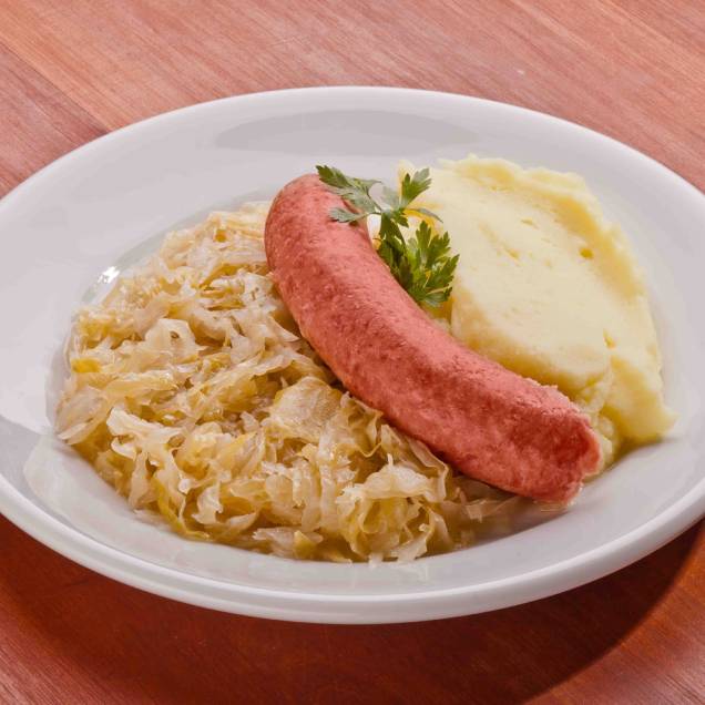 Linguiça com chucrute, uma conserva de repolho, também muito tradicional da culinária alemã