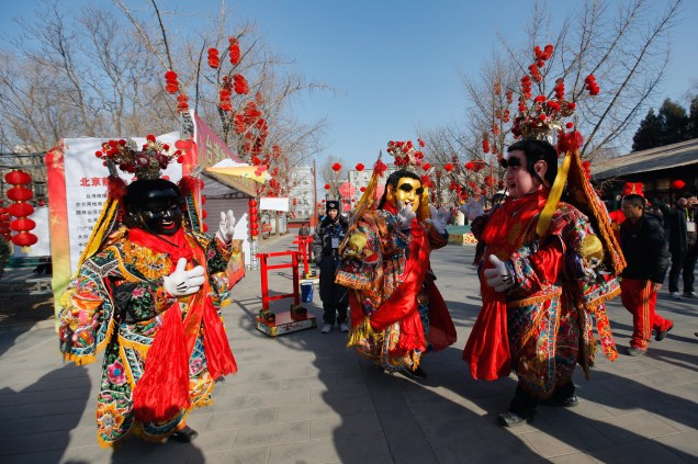 Em Pequim, pessoas festejam a chegada do ano 4.710 e, também, o início do signo do dragão no horóscopo chinês