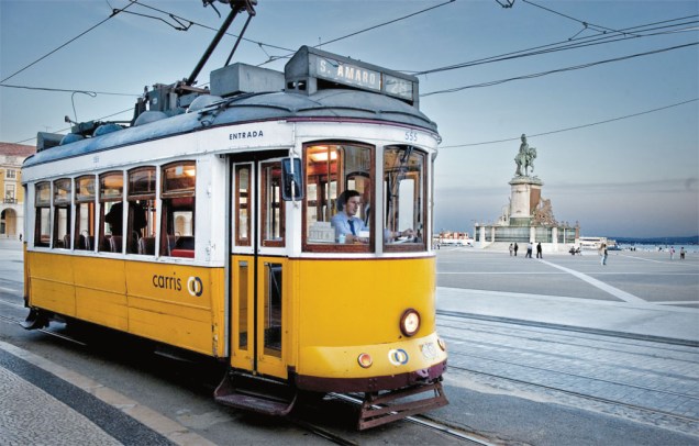 O tradicional elétrico 28 em rua de Lisboa O tradicional elétrico 28 em rua de Lisboa