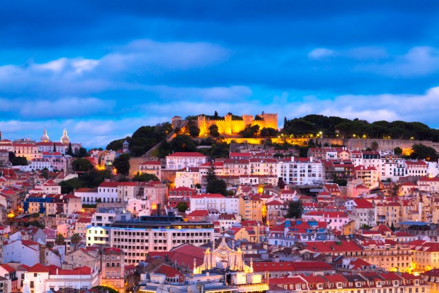 <strong>Lisboa – 5 noites – R$ 1 683,04</strong><br /><br />A hospedagem em <a href="https://viajeaqui.abril.com.br/cidades/portugal-lisboa" rel="Lisboa">Lisboa</a>, <a href="https://viajeaqui.abril.com.br/paises/portugal" rel="Portugal">Portugal</a>, é no Corinthia Hotel, em quarto duplo, com café da manhã. Você também terá direito aos traslados aeroporto/hotel/aeroporto, um voucher por estadia de 20% de desconto em tratamentos de spa, uma entrada gratuita na Acqua Thermal Area Spa e seguro-viagem Travel Ace. De 1º de abril a 30 de junho o valor do pacote custará R$ 1 988,56.<br /><br /><strong>Quando: </strong>saídas até 31 de março<br /><strong>Pagamento:</strong> 30% de entrada e saldo em até 9 vezes no cartão, sem juros.<br /><strong>Quem leva: </strong>a <strong>Designer Tours</strong> (11/2181-2900, <a href="https://www.designertours.com.br" rel="www.designertours.com.br" target="_blank">www.designertours.com.br</a>) 