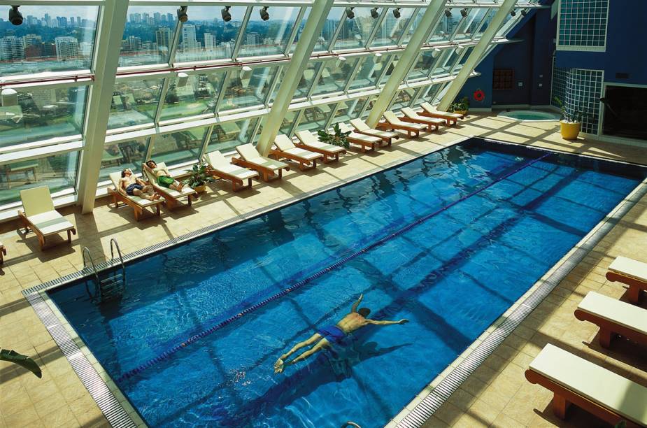 Piscina coberta do <strong>Hilton Morumbi</strong>, localizado em <a href="https://viajeaqui.abril.com.br/cidades/br-sp-sao-paulo" rel="São Paulo" target="_blank"><strong>São Paulo</strong></a>, <a href="https://viajeaqui.abril.com.br/estados/br-sao-paulo" rel="São Paulo" target="_blank"><strong>São Paulo</strong></a>