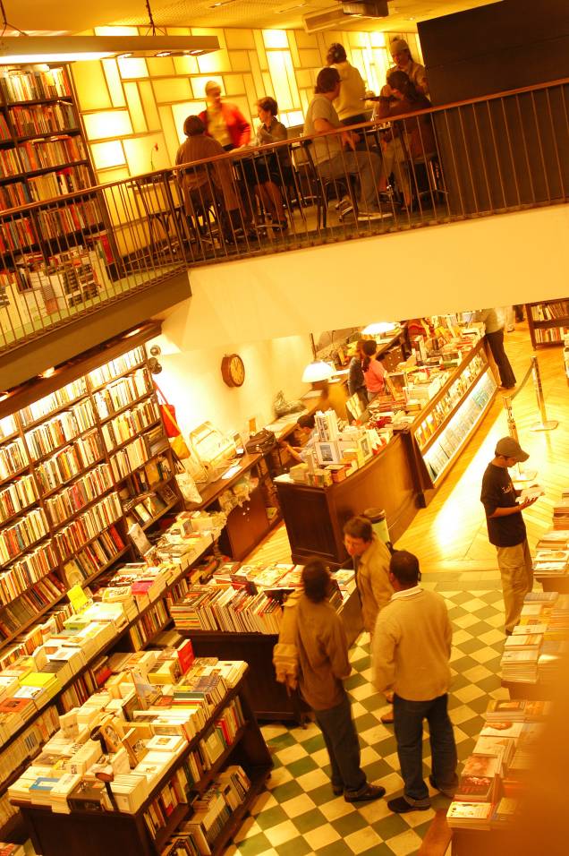 <strong>6. <a href="http:// travessa.com.br" rel="LIVRARIA DA TRAVESSA" target="_self">LIVRARIA DA TRAVESSA</a></strong> (600 metros)            Esta unidade da maior rede de livrarias carioca tem ares parisienses. Além dos ótimos livros, o lugar dispõe de um café.            <em>Endereço: Rua Visconde de Pirajá, 572, Ipanema</em>
