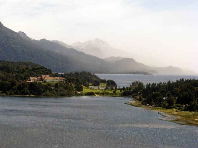 O Hotel Llao Llao de Bariloche é um dos mais procurados por turistas na cidade. Sua localização permite ter um belo vislumbre das montanhas que cercam a região