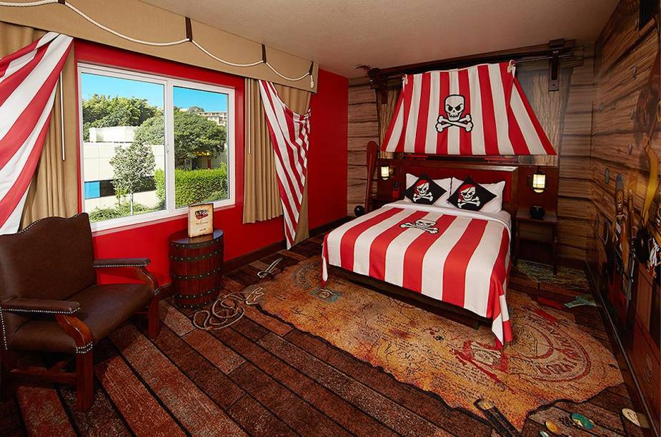 Decoração do quarto "Pirata", que tem a vida em alto-mar como inspiração Decoração do quarto "Pirata", que tem a vida em alto-mar como inspiração
