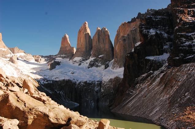 Considerado como o mais belo parque do país, o <a href="http://viajeaqui.abril.com.br/cidades/chile-torres-del-paine" rel="Torres del Paine" target="_blank">Torres del Paine</a> é cercado por um grande conjunto de montanhas. Seus picos foram formados durante os últimos anos da era glacial, formando uma região montanhosa independente dos Andes