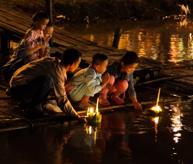 <strong>Yi Peng – Festival das Lanternas – Chiang Mai – <a href="http://viajeaqui.abril.com.br/paises/tailandia" rel="Tailândia" target="_blank">Tailândia</a></strong>            O festival das lanternas de Chiang Mai acontece ao mesmo tempo que o Loi Krathong, um festival celebrado em toda Tailândia e Laos em que as pessoas depositam no leito dos rios diversos barquinhos feitos de folhas de bananeira com velas dentro – também com o objetivo de fazer desejos para o ano novo. Em Chiang Mai, os dois festivais iluminam ao mesmo tempo o céu e as águas da cidade, em um espetáculo inesquecível
