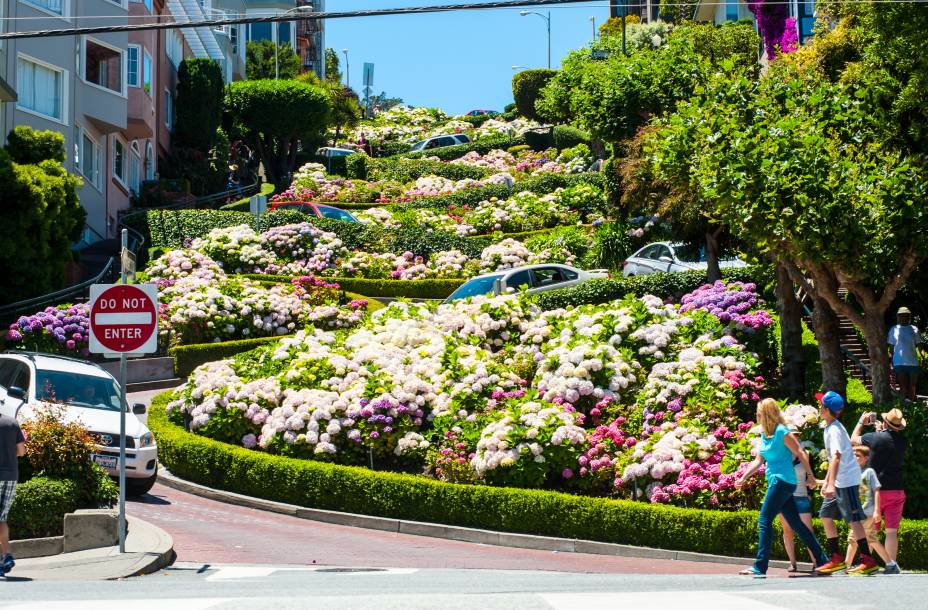 <strong>Lombard Street, <a href="https://viajeaqui.abril.com.br/cidades/estados-unidos-san-francisco" rel="São Francisco" target="_blank">São Francisco</a></strong> SanFran já é a cidade símbolo das ladeiras, mas sua fama é ainda maior graças à Lombard Street, a rua mais torta do mundo. Sua inclinação era tão proeminente para os carros passarem que um acostamento em ziguezague foi construído. São oito curvas bem acentuadas, moldadas por um canteiro de flores <strong>Lombard Street, <a href="https://viajeaqui.abril.com.br/cidades/estados-unidos-san-francisco" rel="São Francisco" target="_blank">São Francisco</a></strong> SanFran já é a cidade símbolo das ladeiras, mas sua fama é ainda maior graças à Lombard Street, a rua mais torta do mundo. Sua inclinação era tão proeminente para os carros passarem que um acostamento em ziguezague foi construído. São oito curvas bem acentuadas, moldadas por um canteiro de flores
