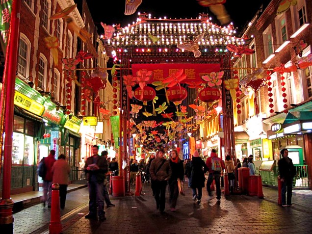 Decoração na Chinatown de Londres para receber as festividades do Ano-Novo Chinês Decoração na Chinatown de Londres para receber as festividades do Ano-Novo Chinês