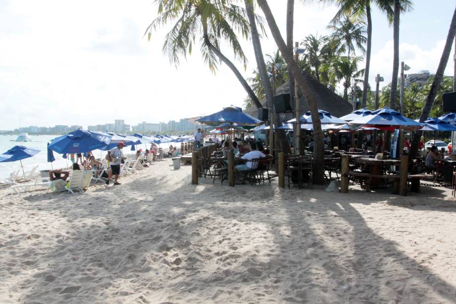 Das 65 mesas que o lugar dispõe, 20 delas ficam à beira-mar, para ficar quase com o pé na água Das 65 mesas que o lugar dispõe, 20 delas ficam à beira-mar, para ficar quase com o pé na água