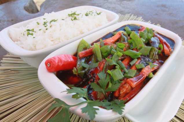 Camarão agridoce, uma das especialidades da casa. O molho que dá o título do prato tempera os camarão salteados com legumes, que vêm acompanhados de arroz