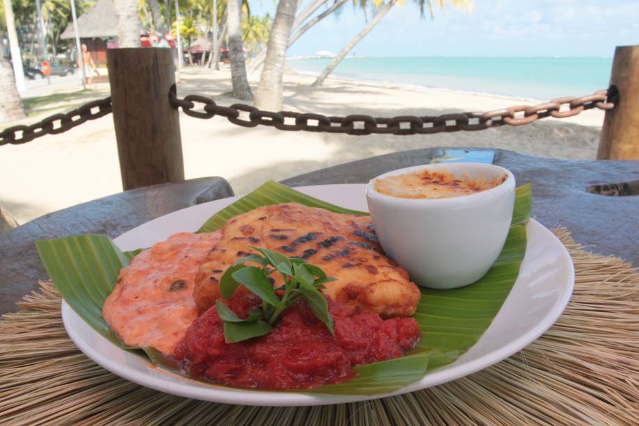 Um dos pratos mais pedidos na cozinha da Lopana, o Peixe à Bananeira tem filé de peixe com molho de camarão, acompanhado de tomate concassê e purê de banana