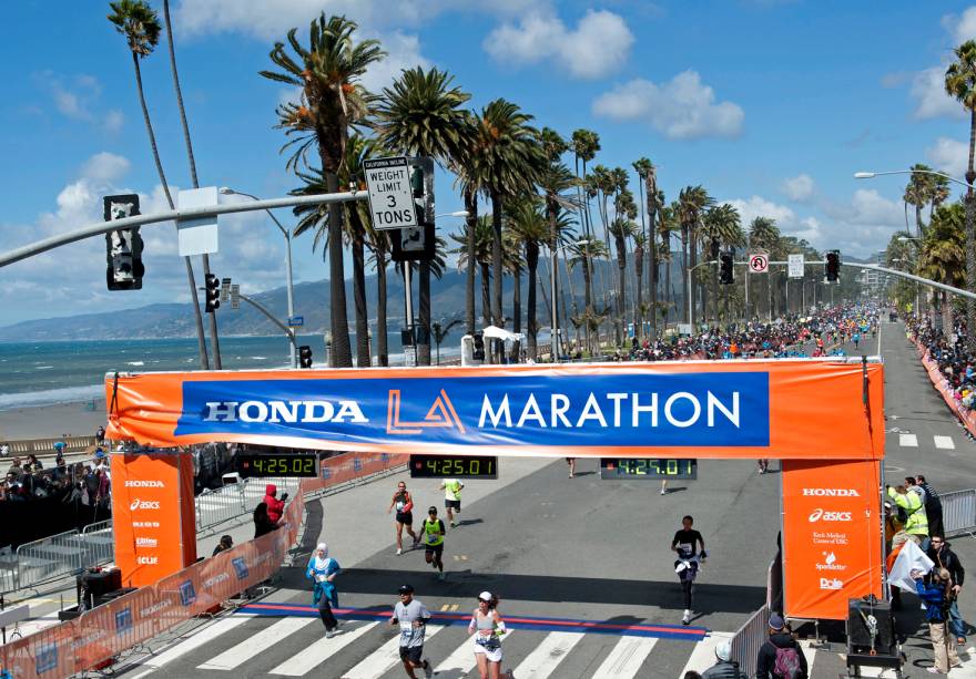 <a href="http://www.lamarathon.com" rel="Maratona de Los Angeles" target="_blank"><strong>Maratona de Los Angeles</strong></a> <strong>– 17 de março de 2013 </strong><strong>– </strong><strong>Los Angeles, Califórnia</strong>    <br />  Imagine uma corrida de rua passando por <a href="http://viajeaqui.abril.com.br/cidades/estados-unidos-los-angeles" rel="Los Angeles" target="_blank"><strong>Los Angeles</strong></a>, <strong>Hollywood</strong>, <strong>Beverly Hills</strong> e <strong>Santa Monica</strong>. Essa é a <strong>Maratona de Los Angeles</strong>, que passa pelos principais pontos da cidade e acontece no mês de março. O ponto de partida é o <strong>Dodger Stadium</strong>, estádio do Los Angeles Dodgers, de beisebol, e a chegada é na Ocean Avenue, já em Santa Monica.    Os locais por onde passam a corrida podem, antes ou depois, serem visitados pelos competidores. Além desses, a <strong>Disneylândia</strong> é um ótimo motivo para levar toda a família na viagem. Outra opção é acompanhar um jogo de basquete do Lakers ou do Clippers no Staples Center, ou de hóquei com o Kings – também no Staples Center – ou o Ducks, que são de Anaheim, subúrbio de LA, e jogam no Honda Center.    No dia 17 de março de 2013 acontece a próxima edição da corrida. Para mais informações sobre as inscrições, acesse o <a href="http://www.lamarathon.com/" rel="site oficial da Maratona de LA" target="_blank">site oficial da Maratona de LA</a>.