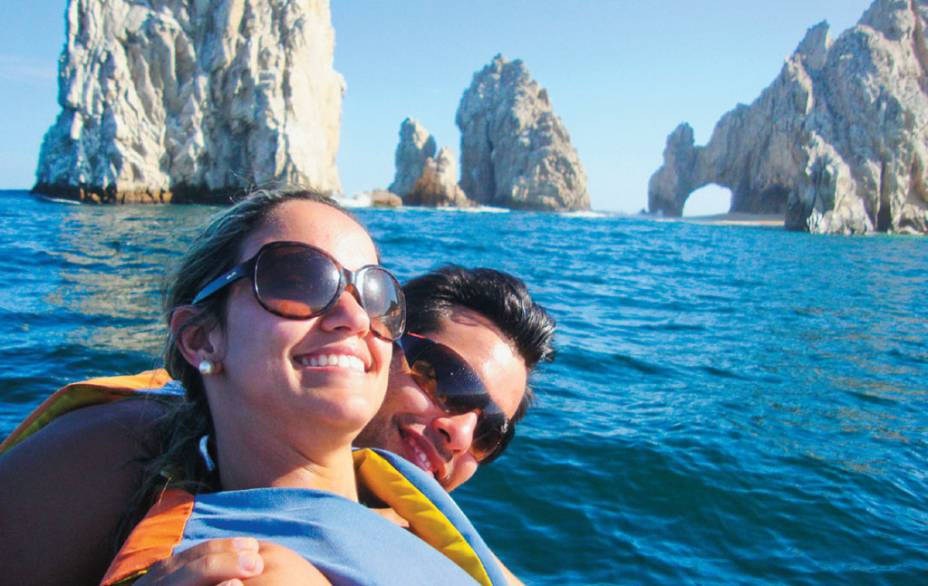 “Atrás da gente está El Arco, talvez o ponto turístico mais famoso de<strong> Los Cabos</strong>, no México. Eu e o Vinicius, meu marido, alugamos um jet ski para chegar ali.” — <strong>Carolina Mattoso</strong>, Rio de Janeiro, RJ “Atrás da gente está El Arco, talvez o ponto turístico mais famoso de<strong> Los Cabos</strong>, no México. Eu e o Vinicius, meu marido, alugamos um jet ski para chegar ali.” — <strong>Carolina Mattoso</strong>, Rio de Janeiro, RJ
