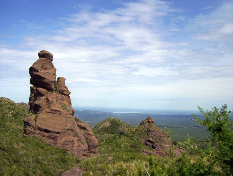 As belas formações rochosas de Los Terrones, localizadas no Parque Autoctono, Cultural y Recreativo de Córdoba, na Argentina, encanta os visitantes. O trajeto até elas pedem disposição e uma certa inclinação para o trekking, visto que suas trilhas são cansativas. O esforço, não entanto, é bem recompensado