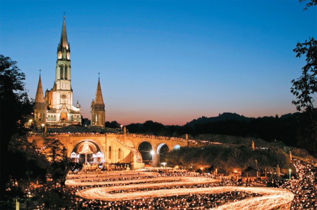 <strong>FORMIGUEIRO HUMANO</strong> Lugar da aparição da Virgem a Santa Bernadete, Lourdes é um dos maiores destinos religiosos do mundo