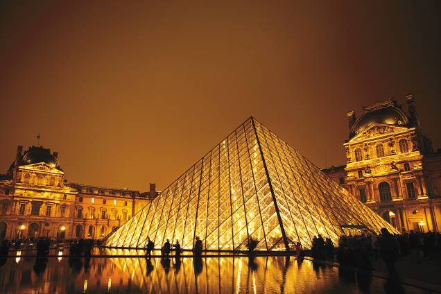 <strong>O VELHO E O NOVO</strong> A pirâmide de vidro do chinês Ming Pei foi inaugurada em 1989 sobre o Museu do Louvre, do século 12