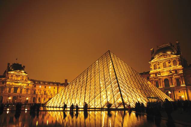 <strong>O VELHO E O NOVO</strong> A pirâmide de vidro do chinês Ming Pei foi inaugurada em 1989 sobre o Museu do Louvre, do século 12 <strong>O VELHO E O NOVO</strong> A pirâmide de vidro do chinês Ming Pei foi inaugurada em 1989 sobre o Museu do Louvre, do século 12