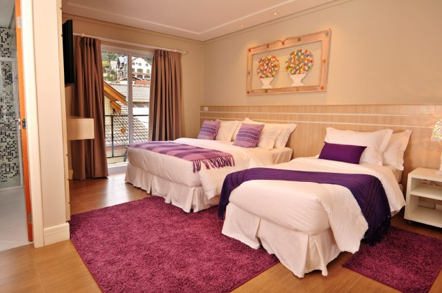 Os quartos da Annecy Pousada, em Campos do Jordão, possuem roupas de cama e banho da marca Trussardi
